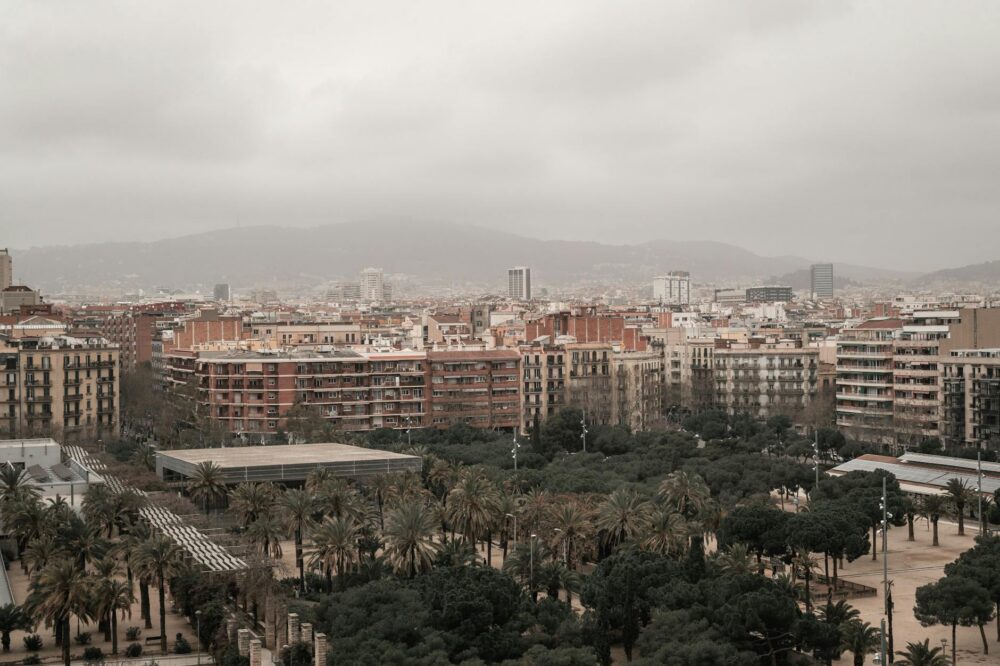 Which budget hotels in Barcelona offer a free walking tour?