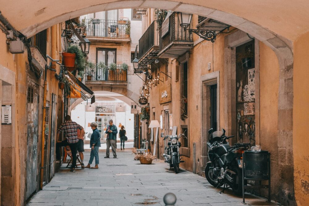 Which budget hotels in Barcelona offer breakfast included?
