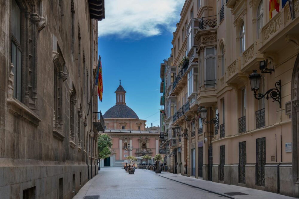 Which budget hotels in Barcelona offer free breakfast?