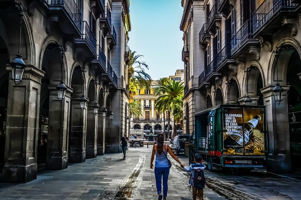Which budget hotels in Barcelona offer laundry facilities?