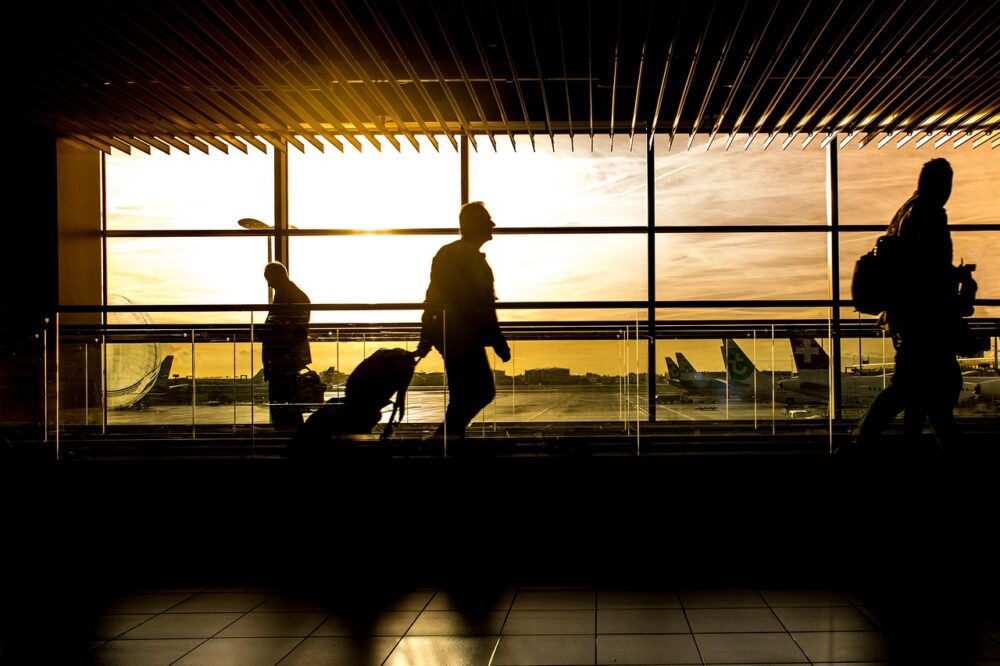 Which budget hotels in Istanbul have a luggage storage?