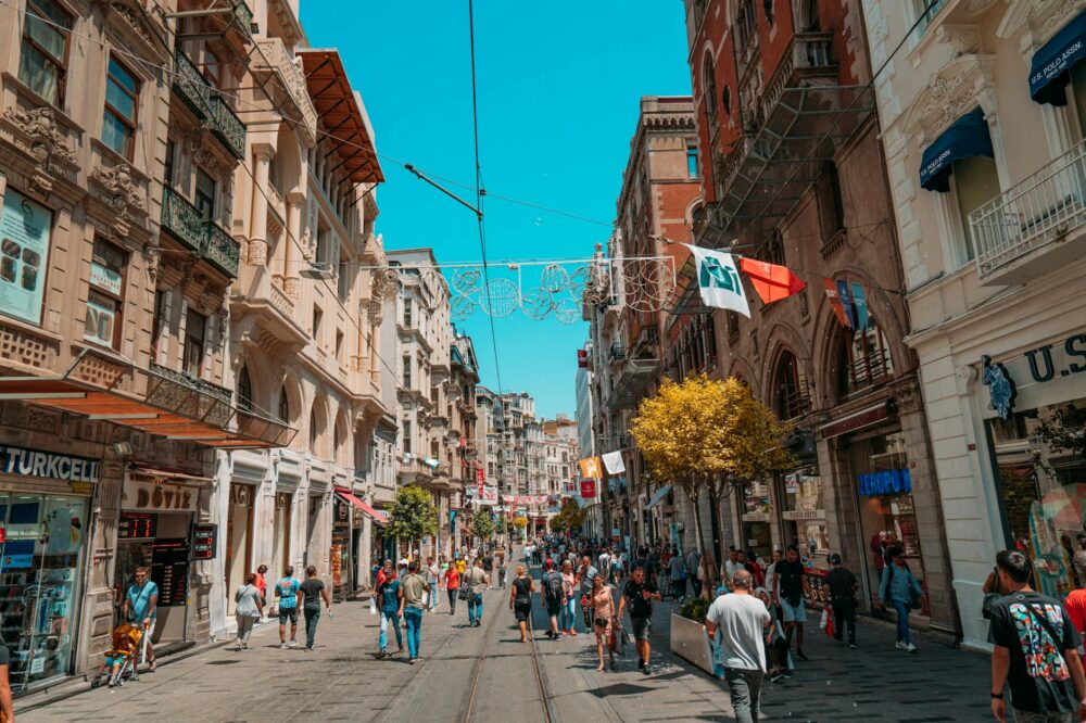 Which budget hotels in Istanbul have a pool?