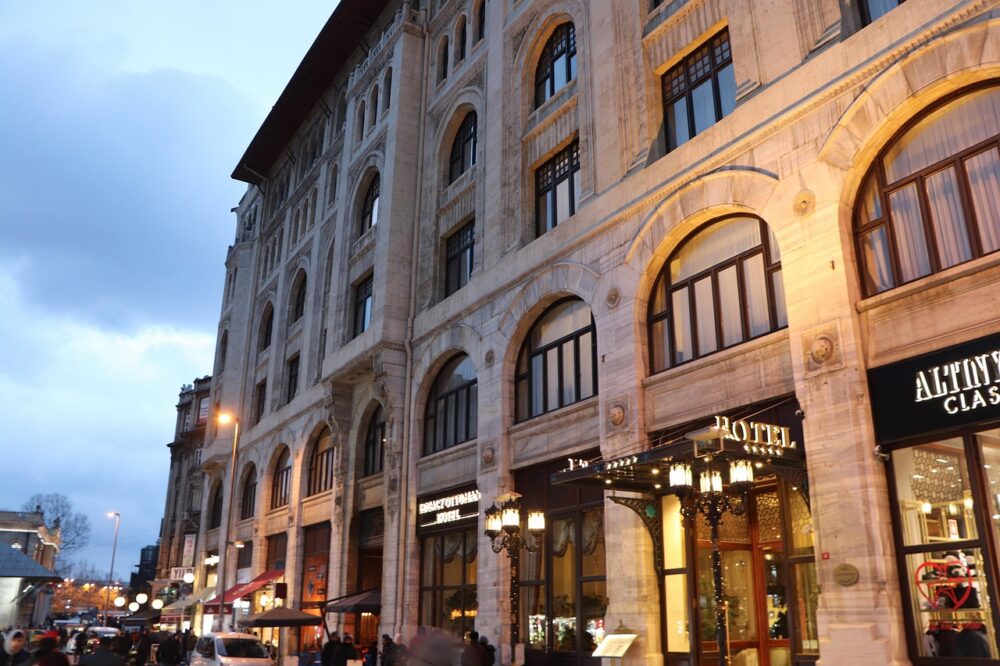 Which budget hotels in Istanbul have the best location?