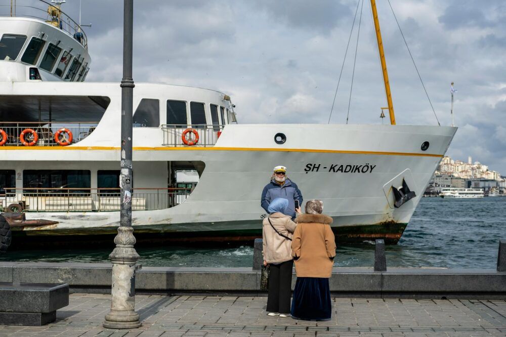 Which budget hotels in Istanbul offer free airport shuttle?