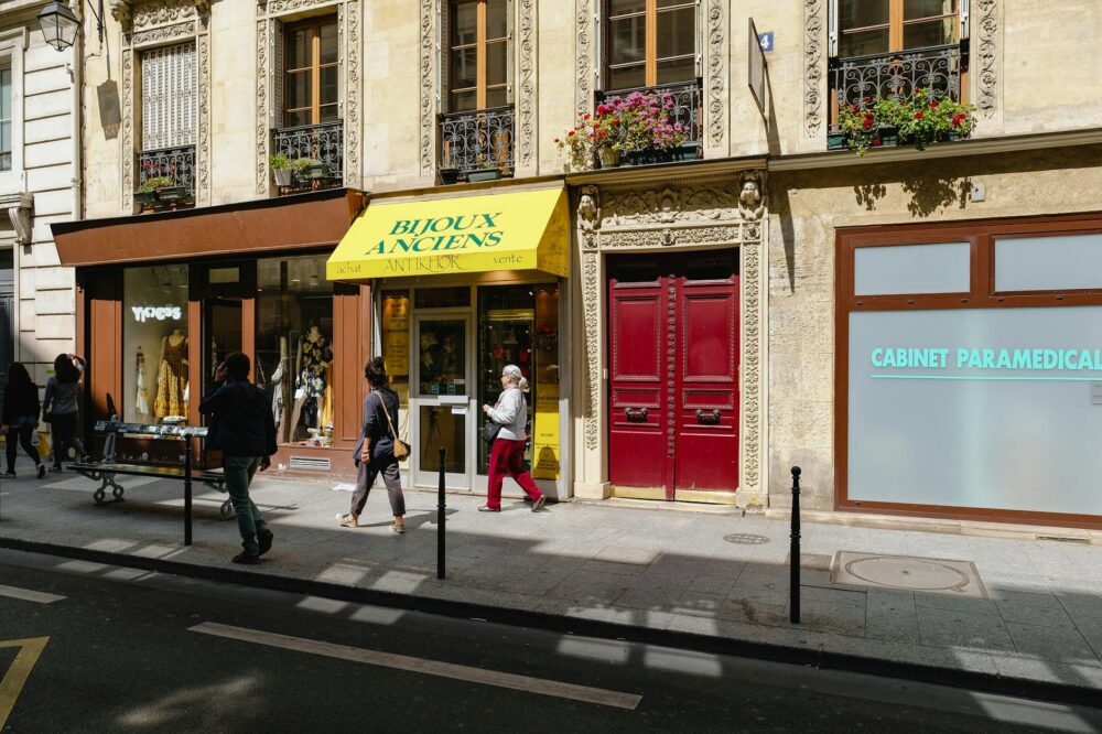 Which budget hotels in Paris are near the Louvre Museum?