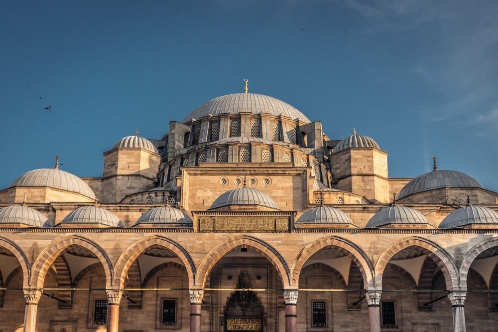 Which cafes in Istanbul are child-friendly?