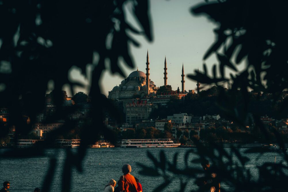 Which cafes in Istanbul have a minimalist design?