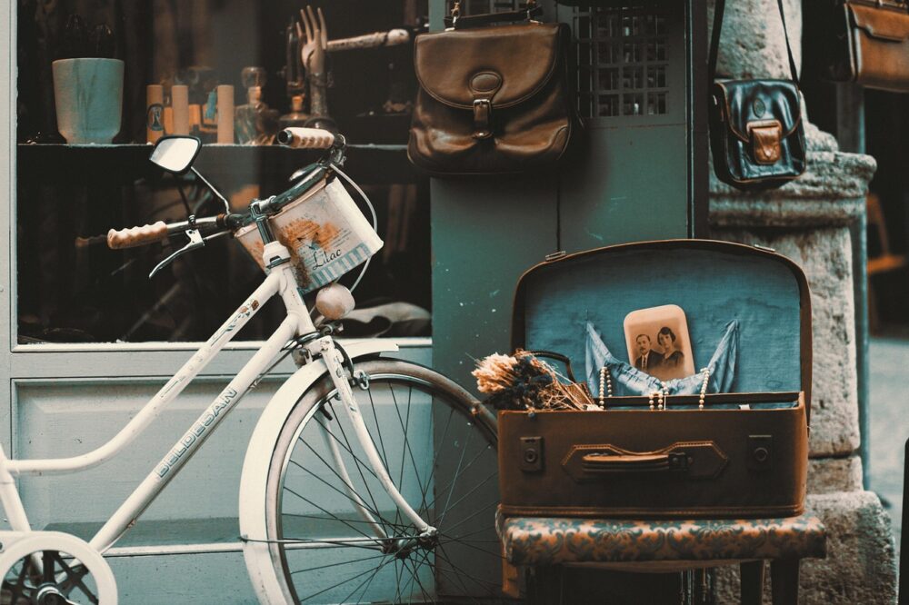 Which cafes in Istanbul have a vintage decor?
