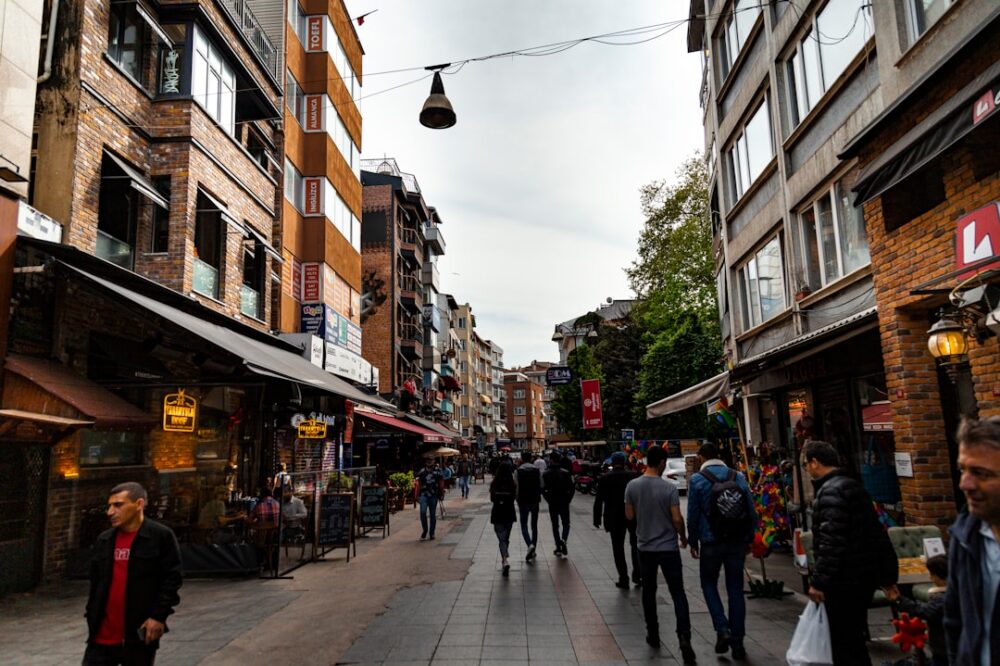 Which cafes in Istanbul offer gluten-free options?