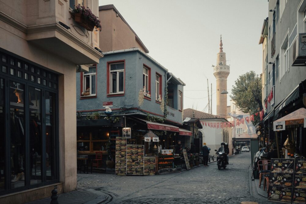 Which cafes in Istanbul offer loyalty programs?