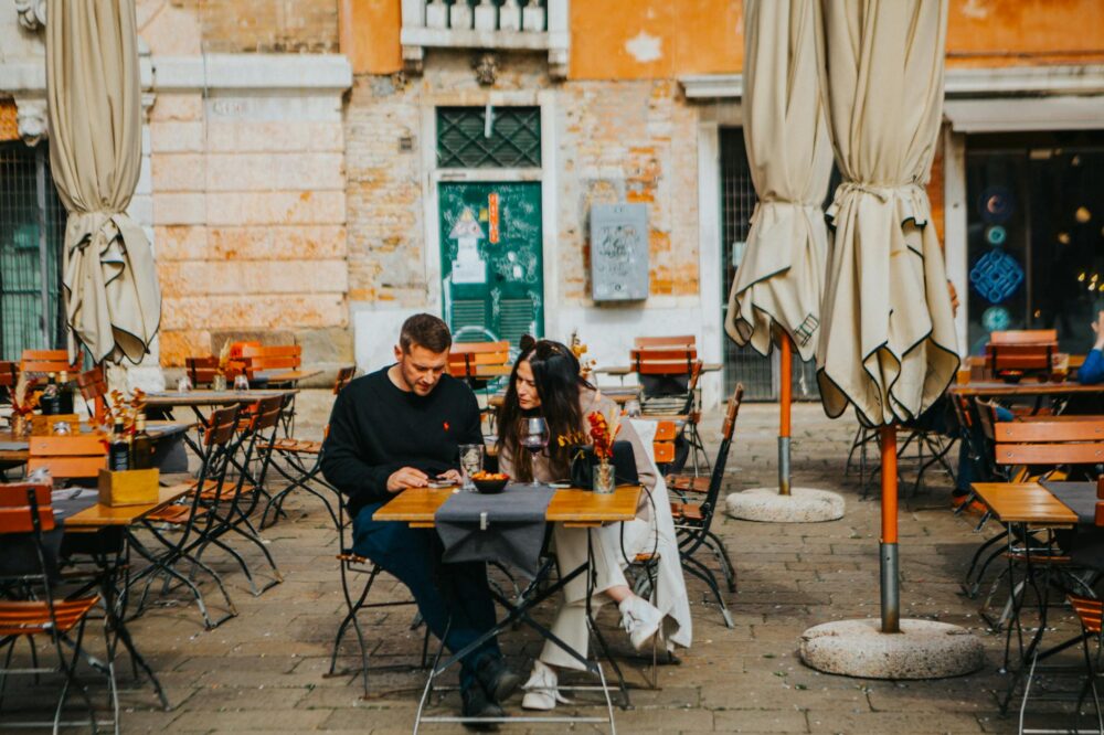 Which cafes in Nice offer organic and fair-trade coffee?