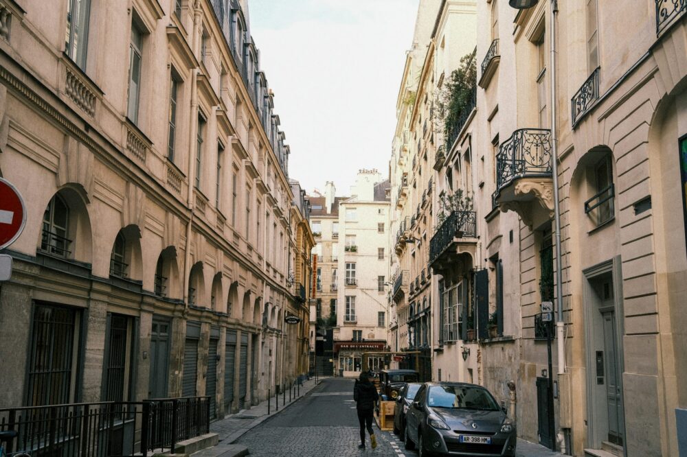 Which cafes in Paris are near the Eiffel Tower in 2026?