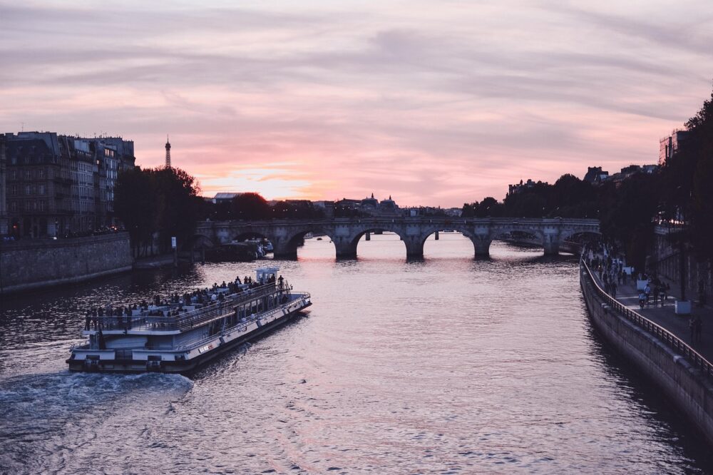 Which cafes in Paris are open on Sundays in 2026?