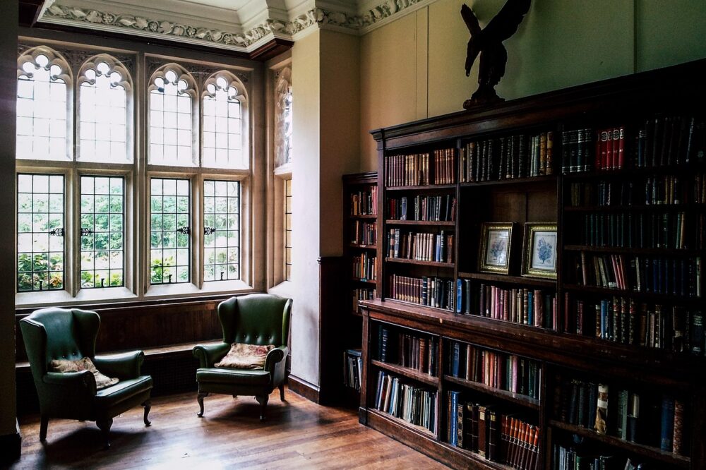 Which Florence hotels have libraries or reading rooms for solo guests?