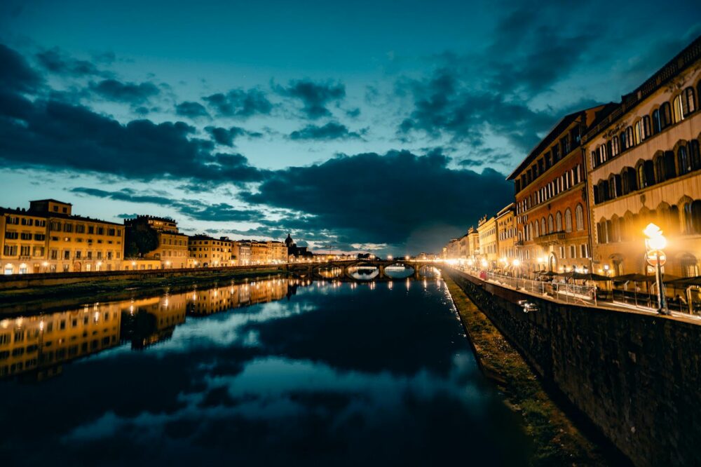 Which Florence hotels offer free city maps for solo guests?