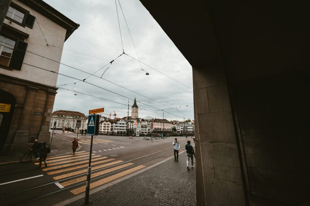 Which Florence hotels offer guided tours?