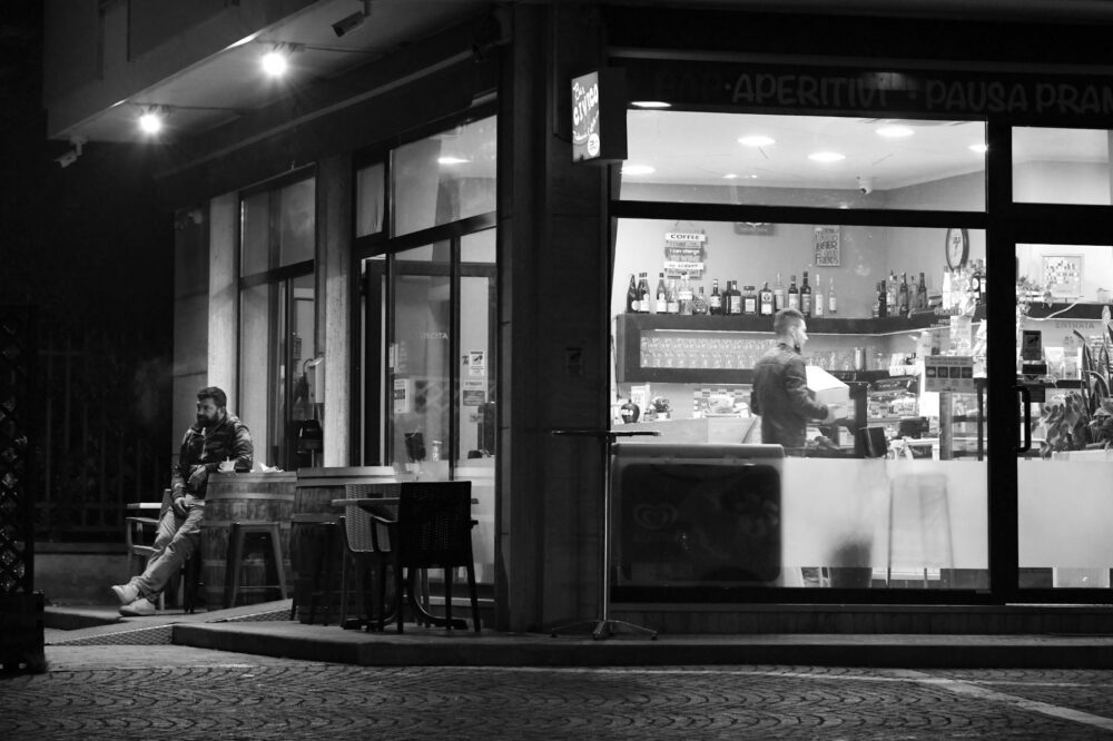 Which Florence hotels offer laundry service for solo guests?