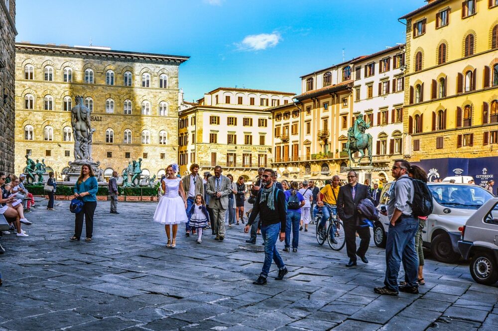 Which hotels in Florence offer a complimentary breakfast?