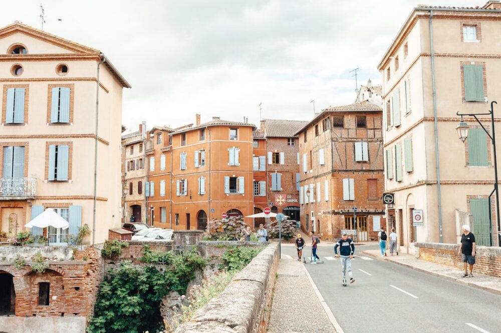 Which hotels in Florence offer a free city map?