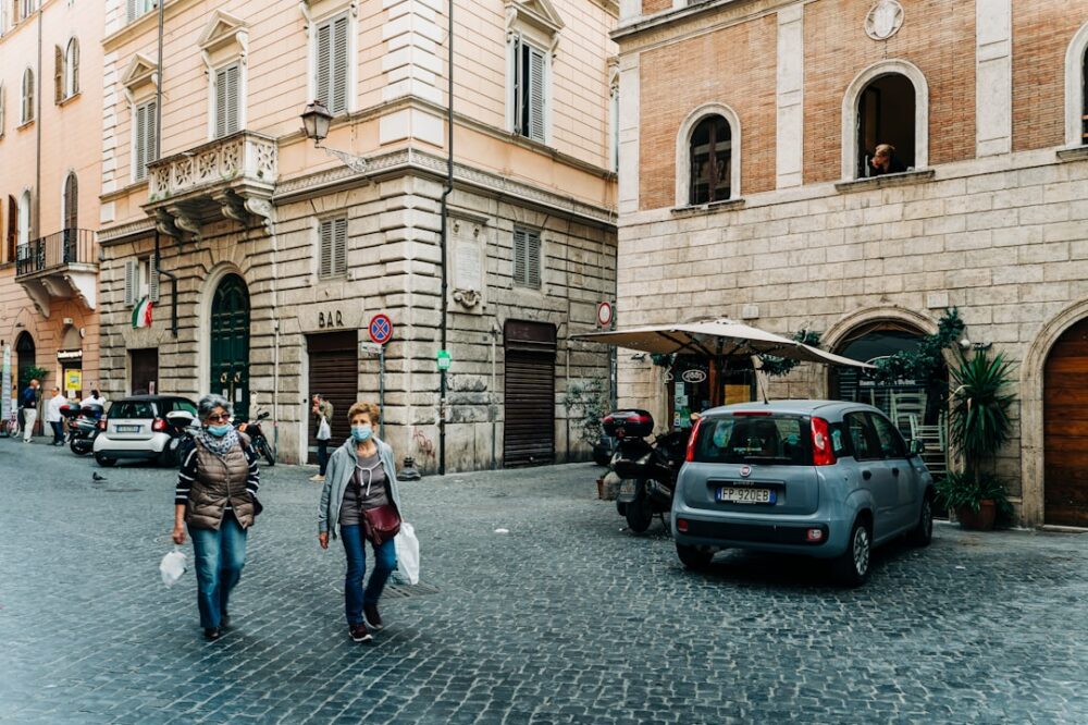 Which hotels in Florence offer airport transfers?