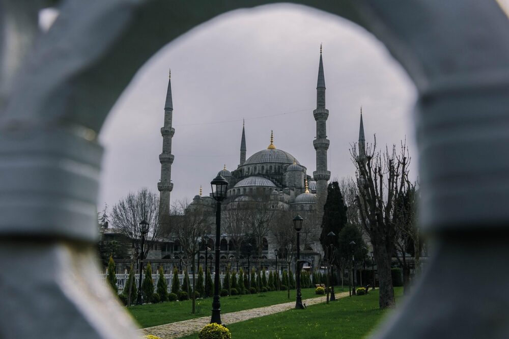 Which hotels in Istanbul have a rooftop bar?