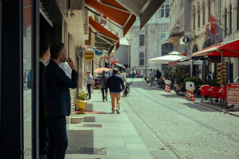 Which hotels in Istanbul offer a free city map?