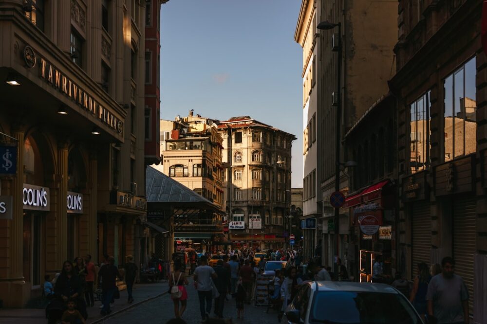 Which hotels in Istanbul offer babysitting services?