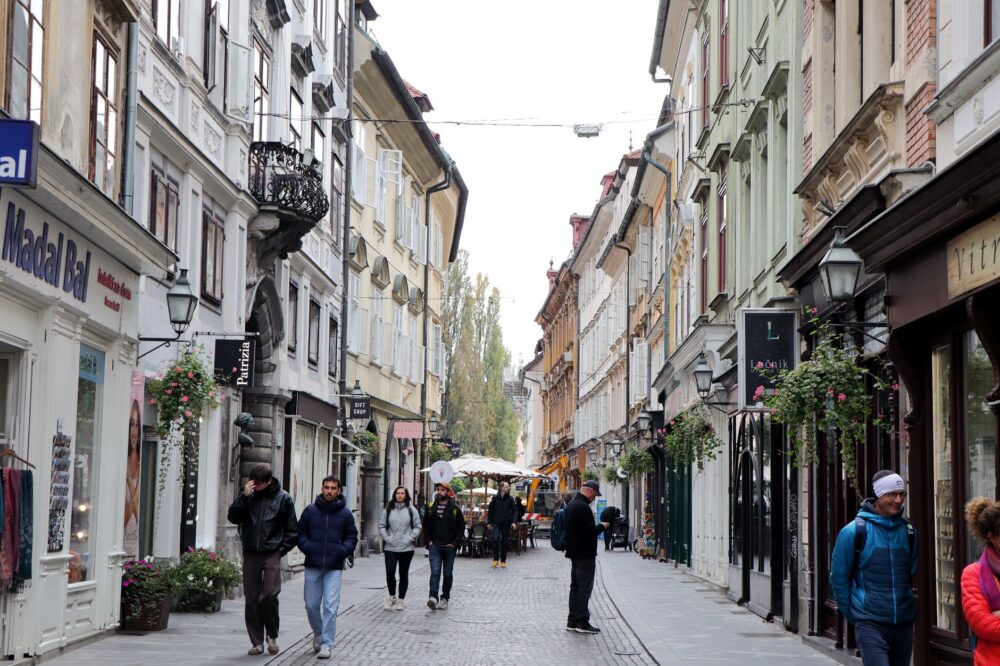 Which hotels in Lille offer laundry service in 2026?