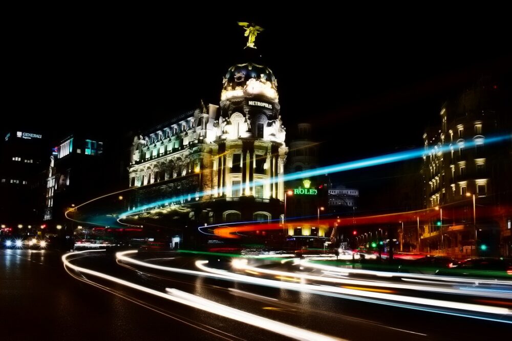 Which hotels in Madrid have suites with Jacuzzis?