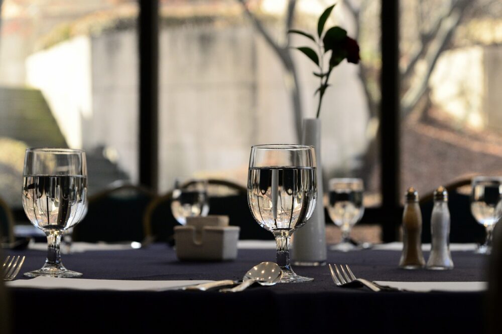 Which hotels in Marseille have Michelin-starred restaurants?