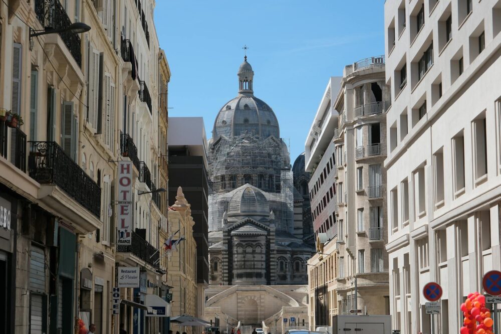 Which hotels in Marseille offer free breakfast?