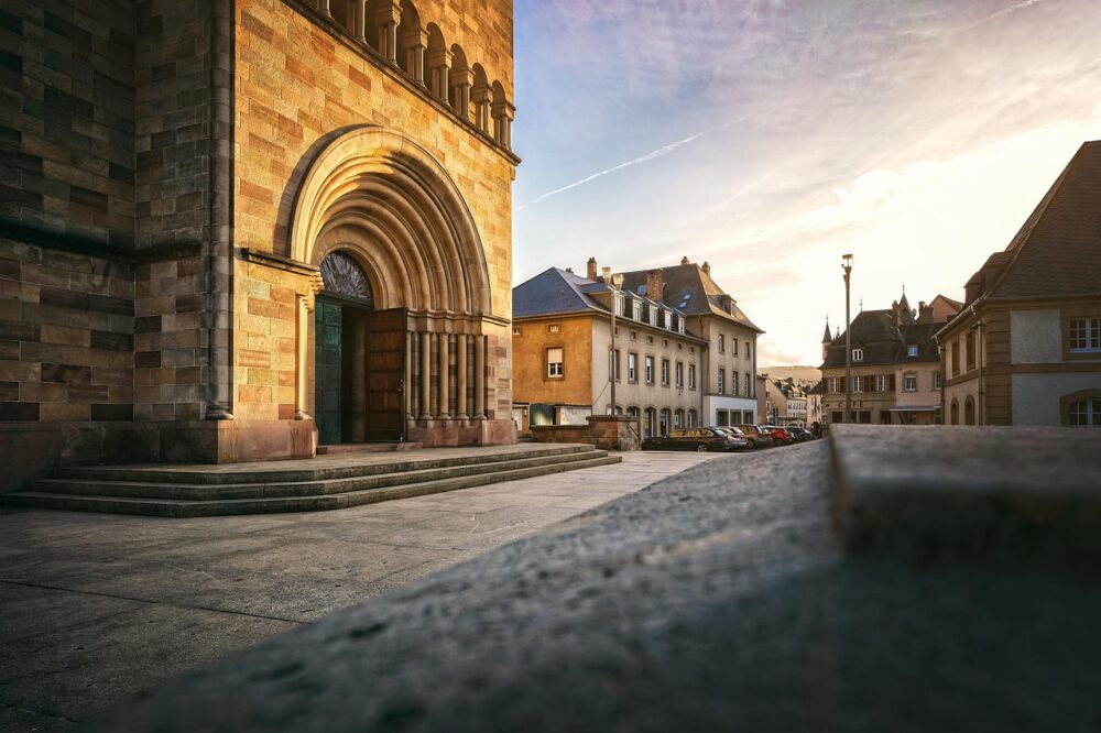 Which hotels in Strasbourg offer a shuttle to the city center?