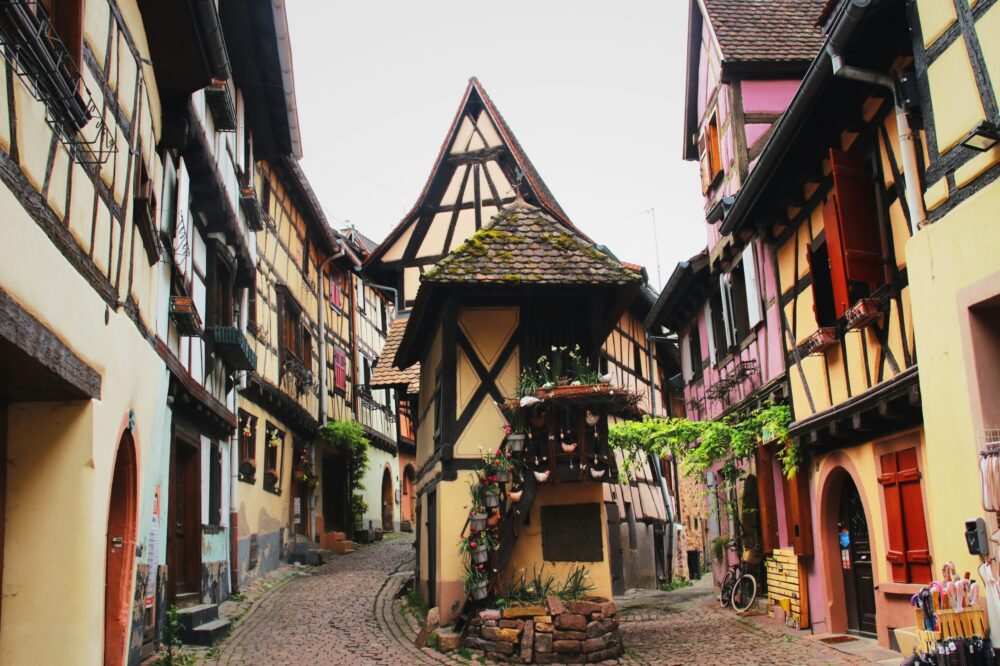 Which hotels in Strasbourg offer airport transfers?