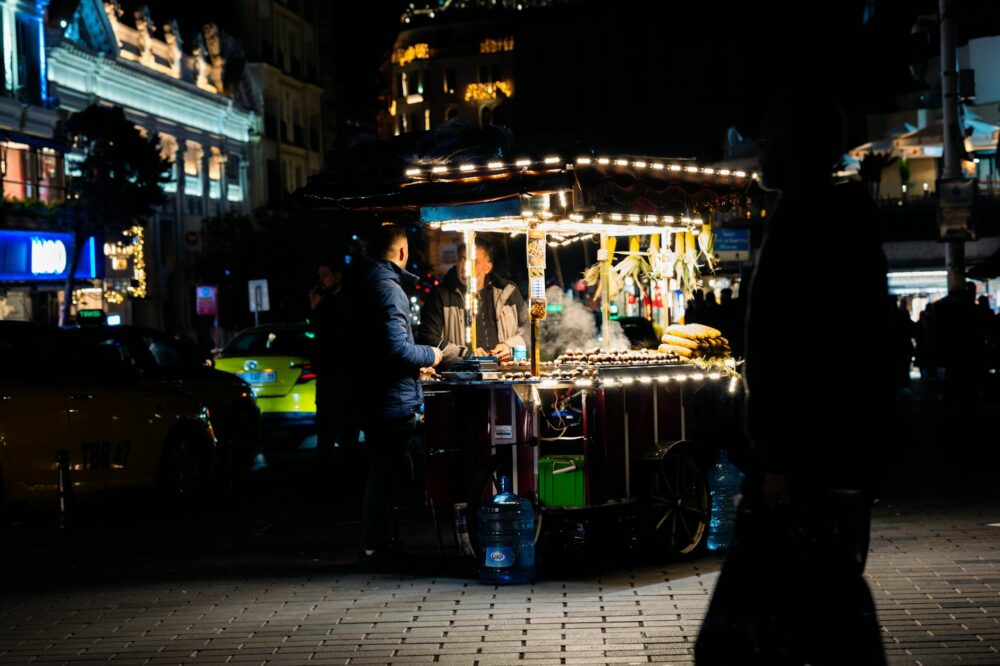 Which Istanbul cafes are open 24 hours?