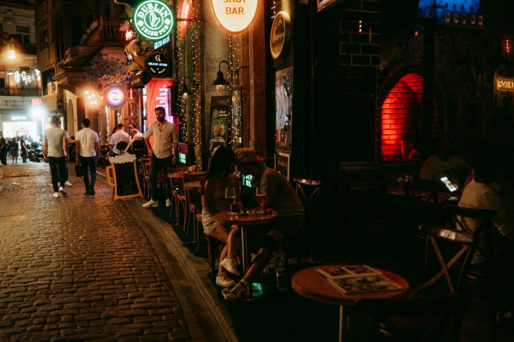 Which Istanbul cafes are open 24 hours?