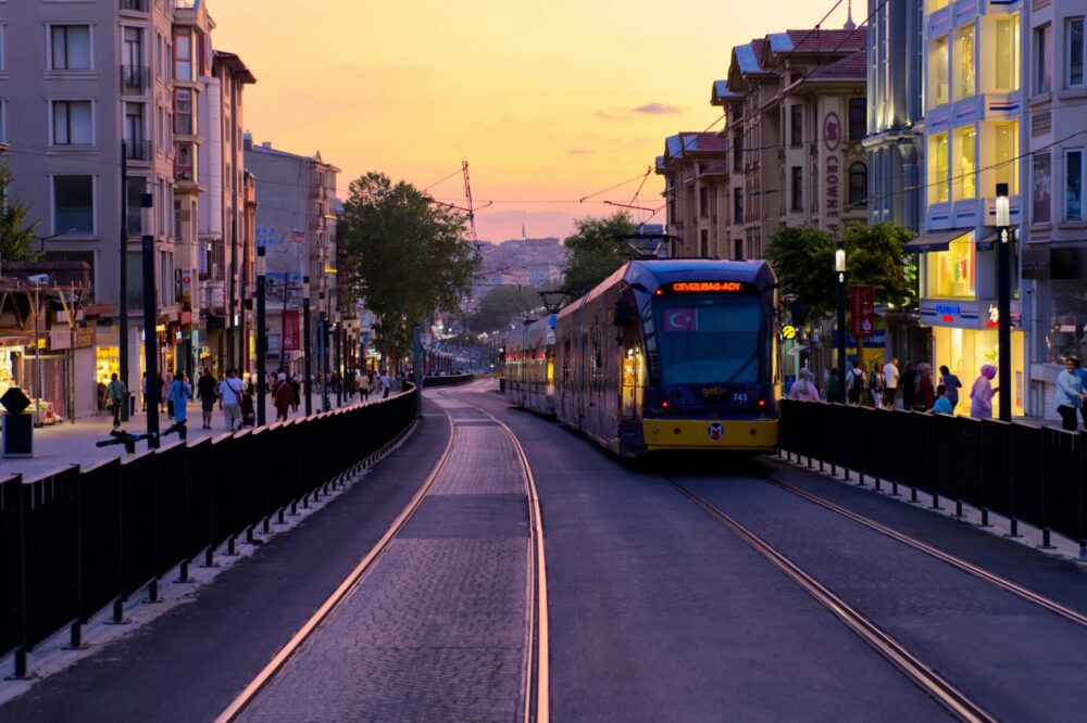 Which Istanbul cafes are open 24 hours?
