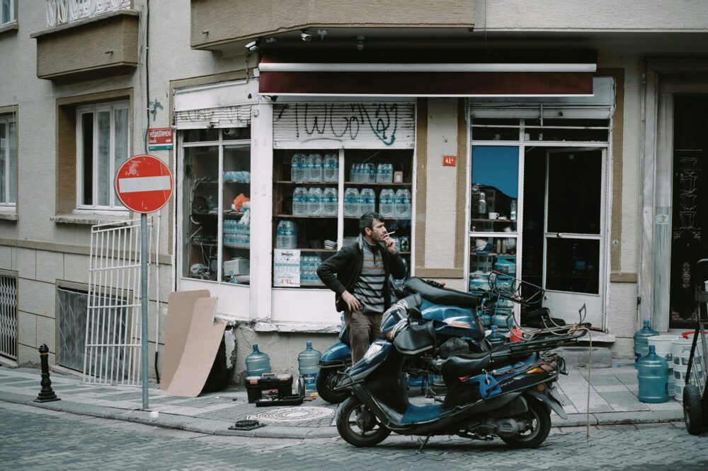 Which Istanbul cafes have a modern aesthetic?