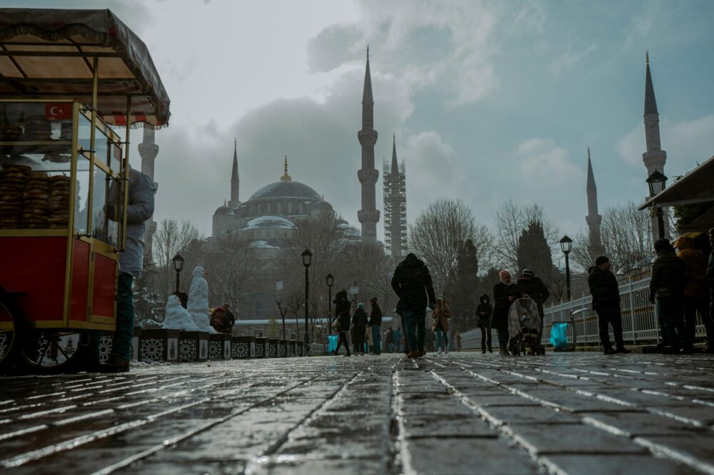 Which Istanbul cafes have rooftop seating?