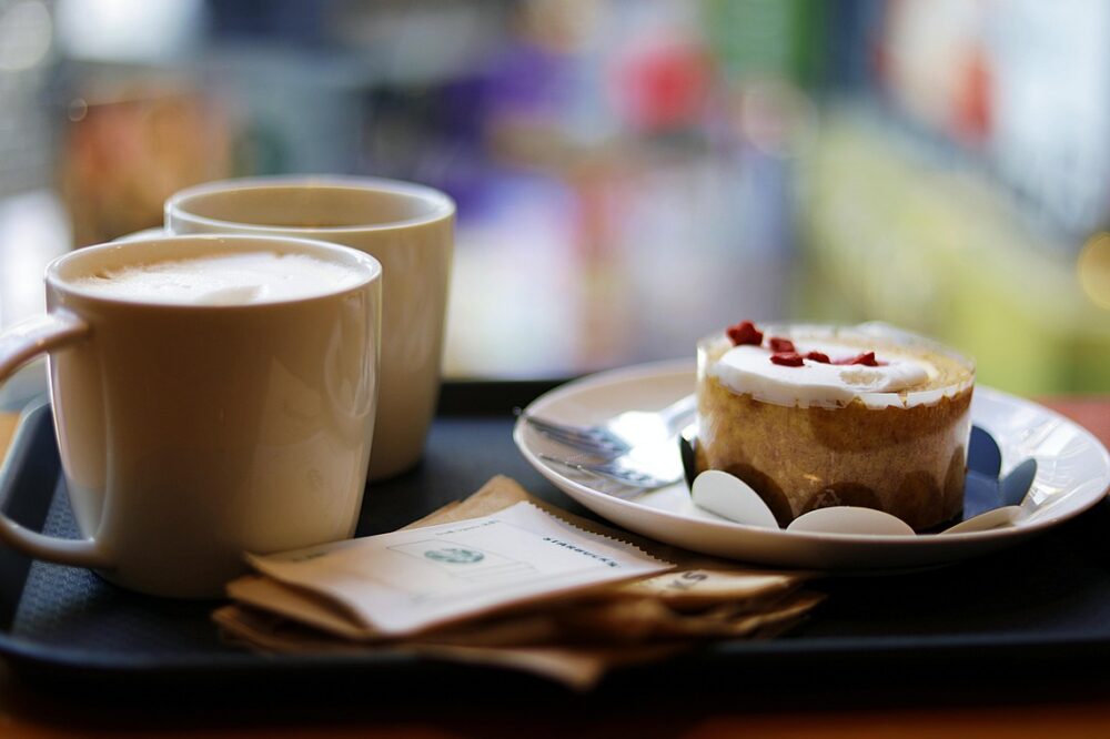 Which Istanbul cafes offer coffee tasting flights?