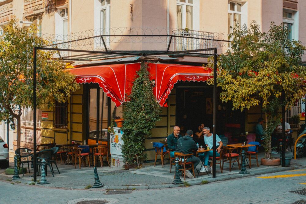 Which Istanbul cafes offer coffee tasting flights?