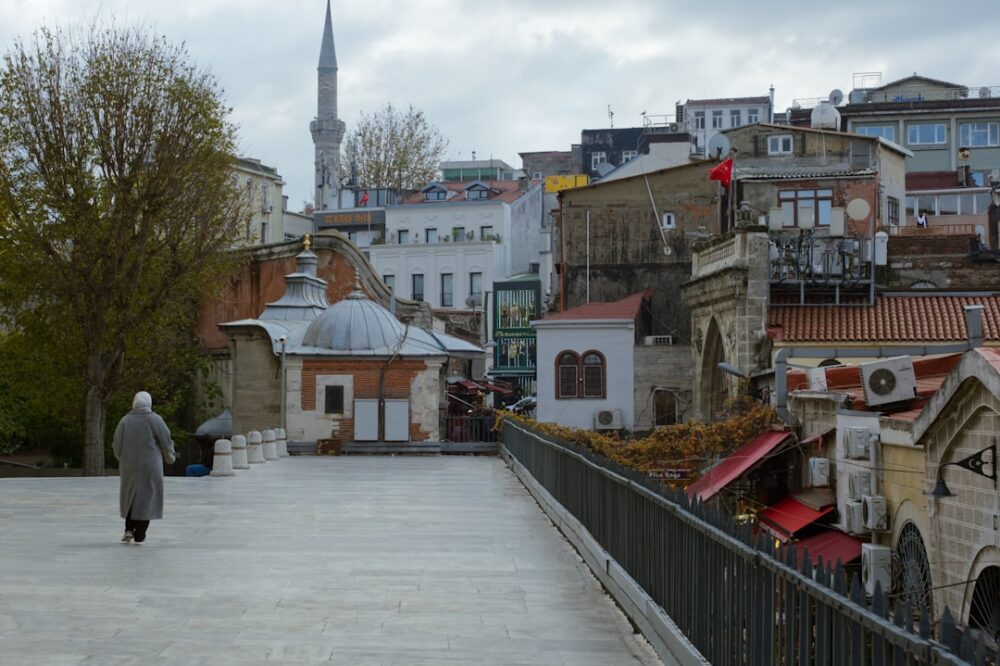 Which Istanbul hotels have a 24-hour front desk?