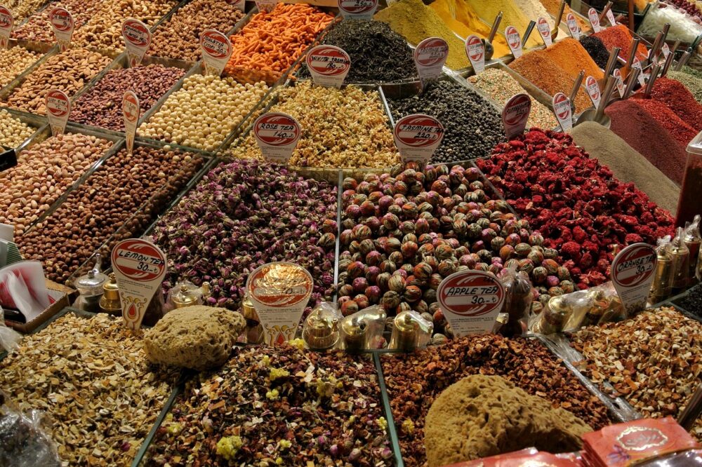 Which Istanbul hotels have cooking classes or group activities?