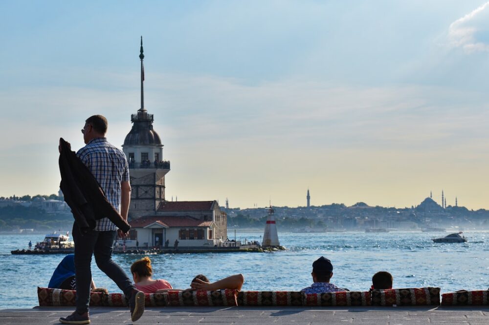 Which Istanbul hotels offer a complimentary breakfast?