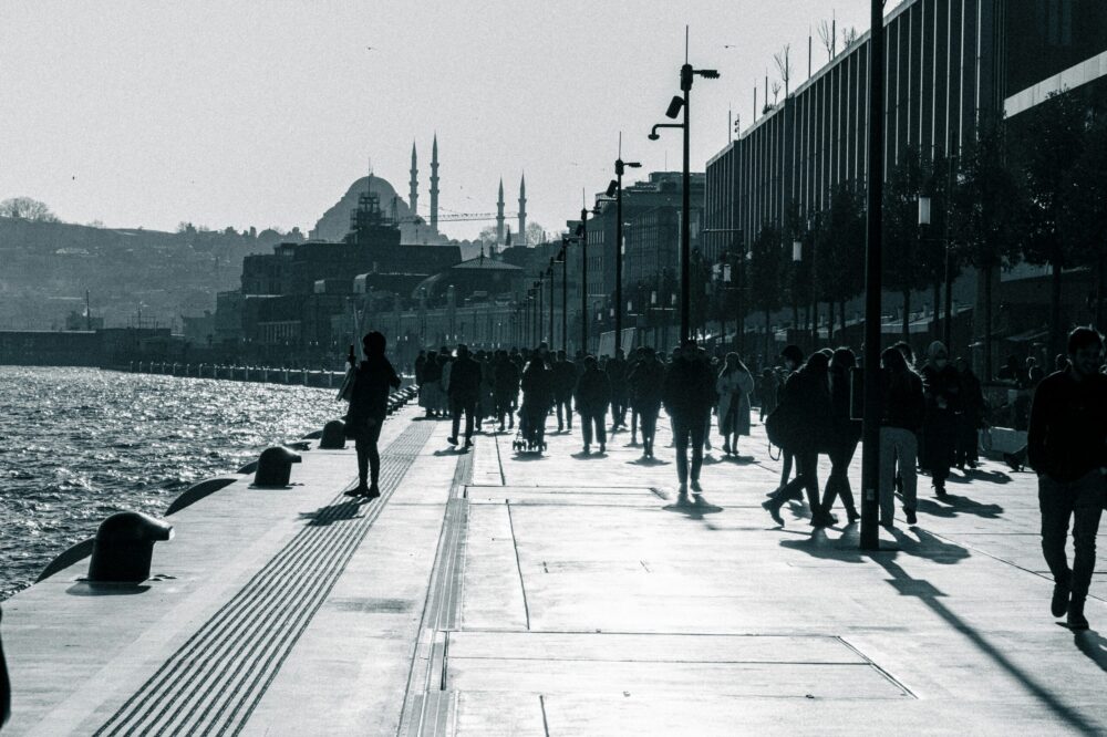 Which Istanbul hotels offer laundry services for solo travelers?