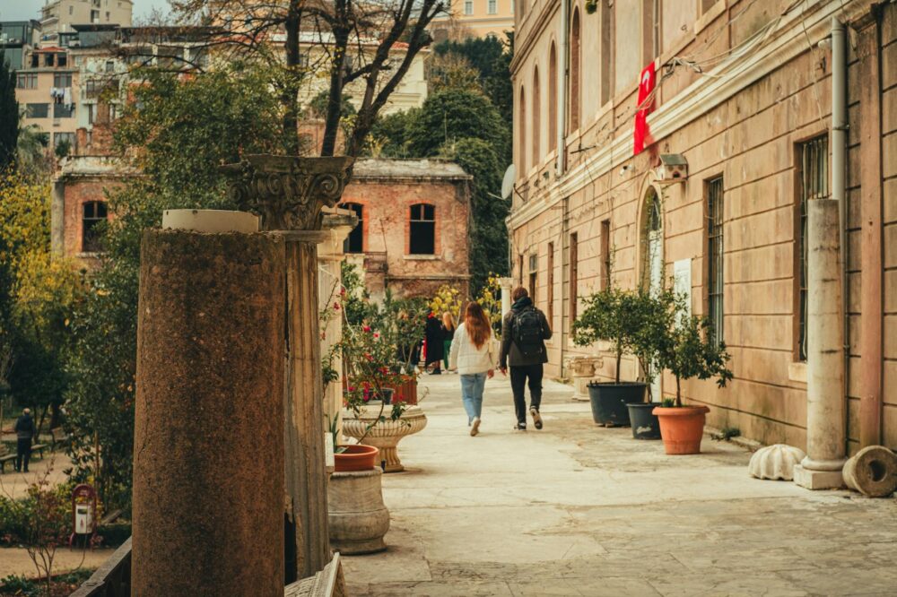 Which Istanbul hotels provide airport transfers for solo guests?