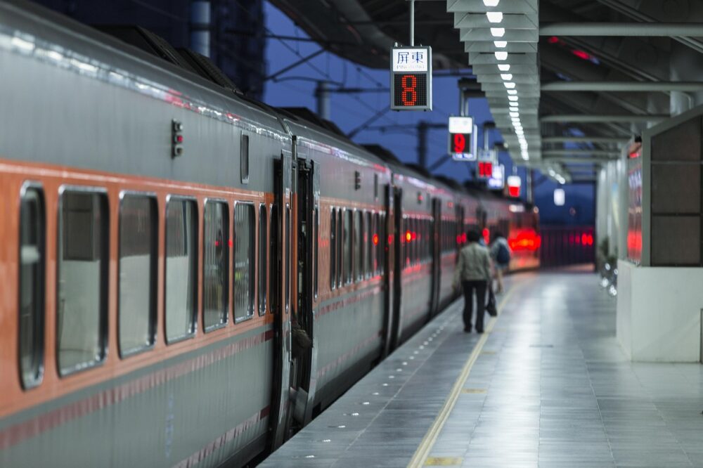 Which London hotels are near public transport for solo explorers?