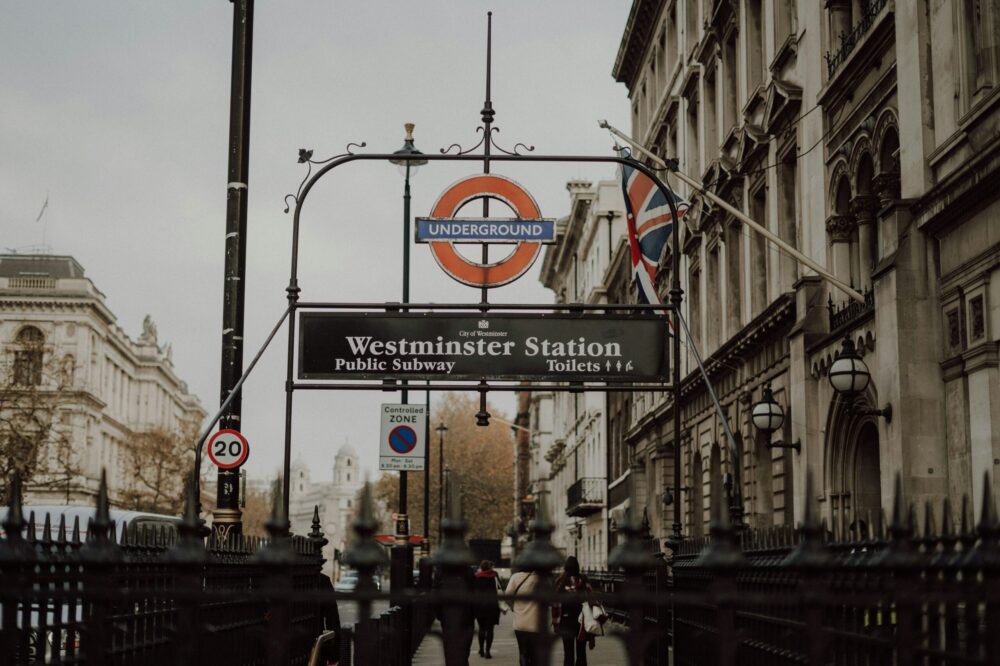 Which London hotels are near solo-friendly bars and pubs?