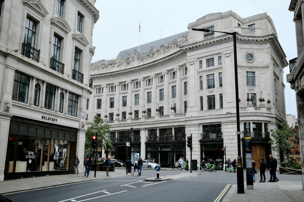 Which London hotels have social lounges for solo mingling?