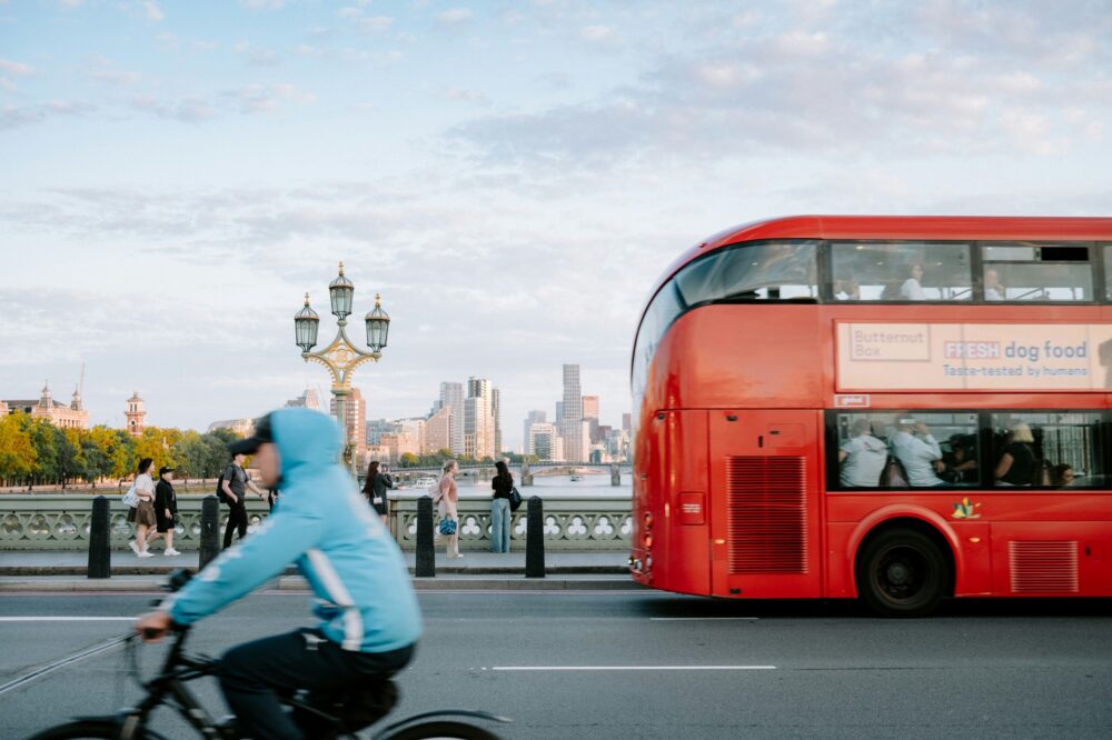 Which London hotels offer free city maps for solo guests?