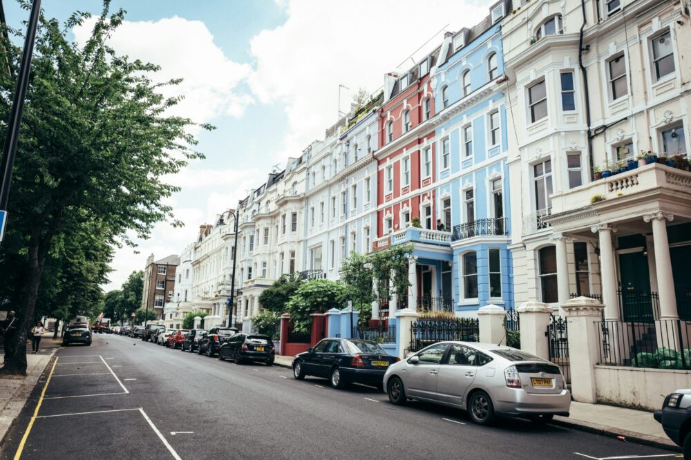 Which London hotels provide solo-friendly room layouts?